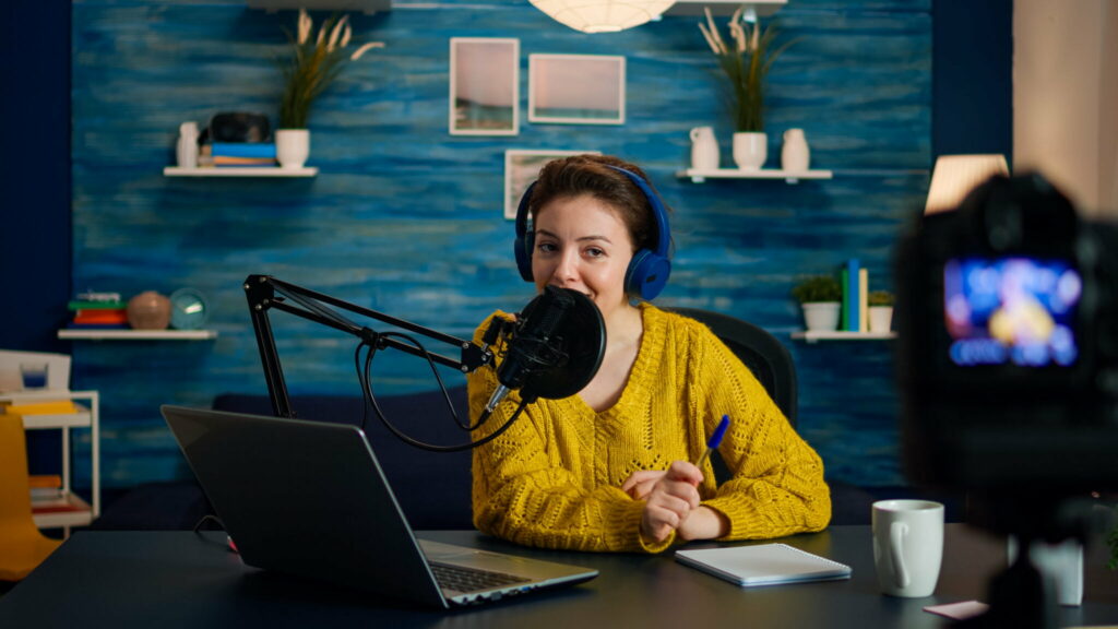 strategi podcast marketing 2048x1152 1 - Suara Restoran Anda: Manfaatkan Podcast Marketing - 1